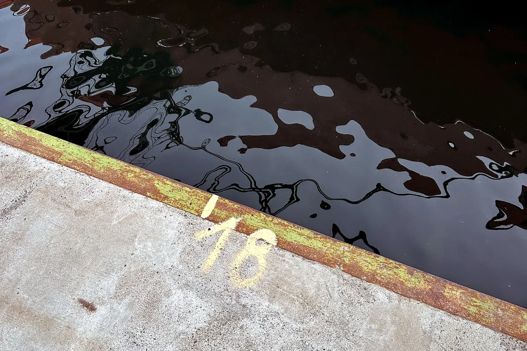 Марка осадки 18 у ватерлинии