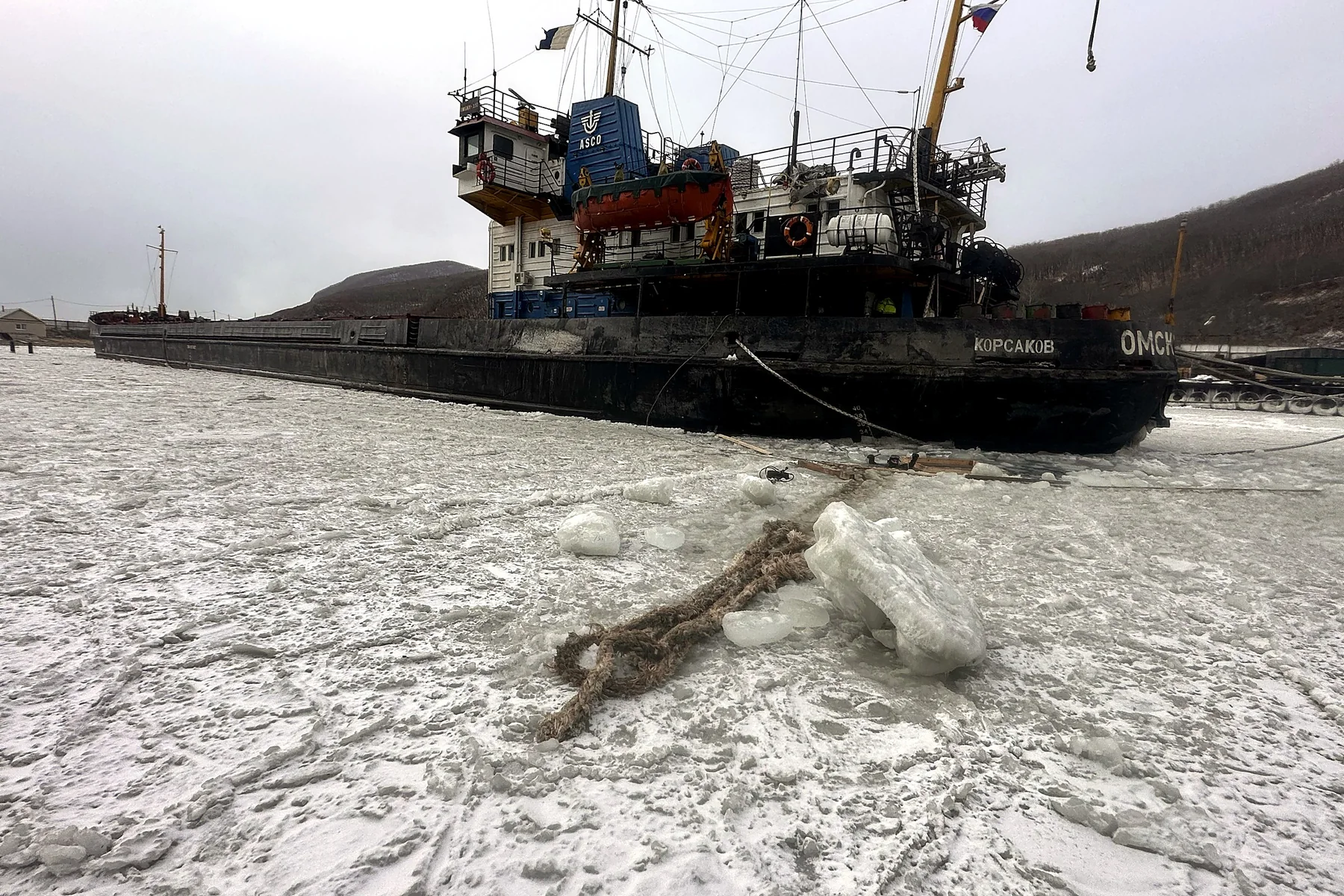 Буксир «Корсаков» во льду у причала, зимние водолазные работы