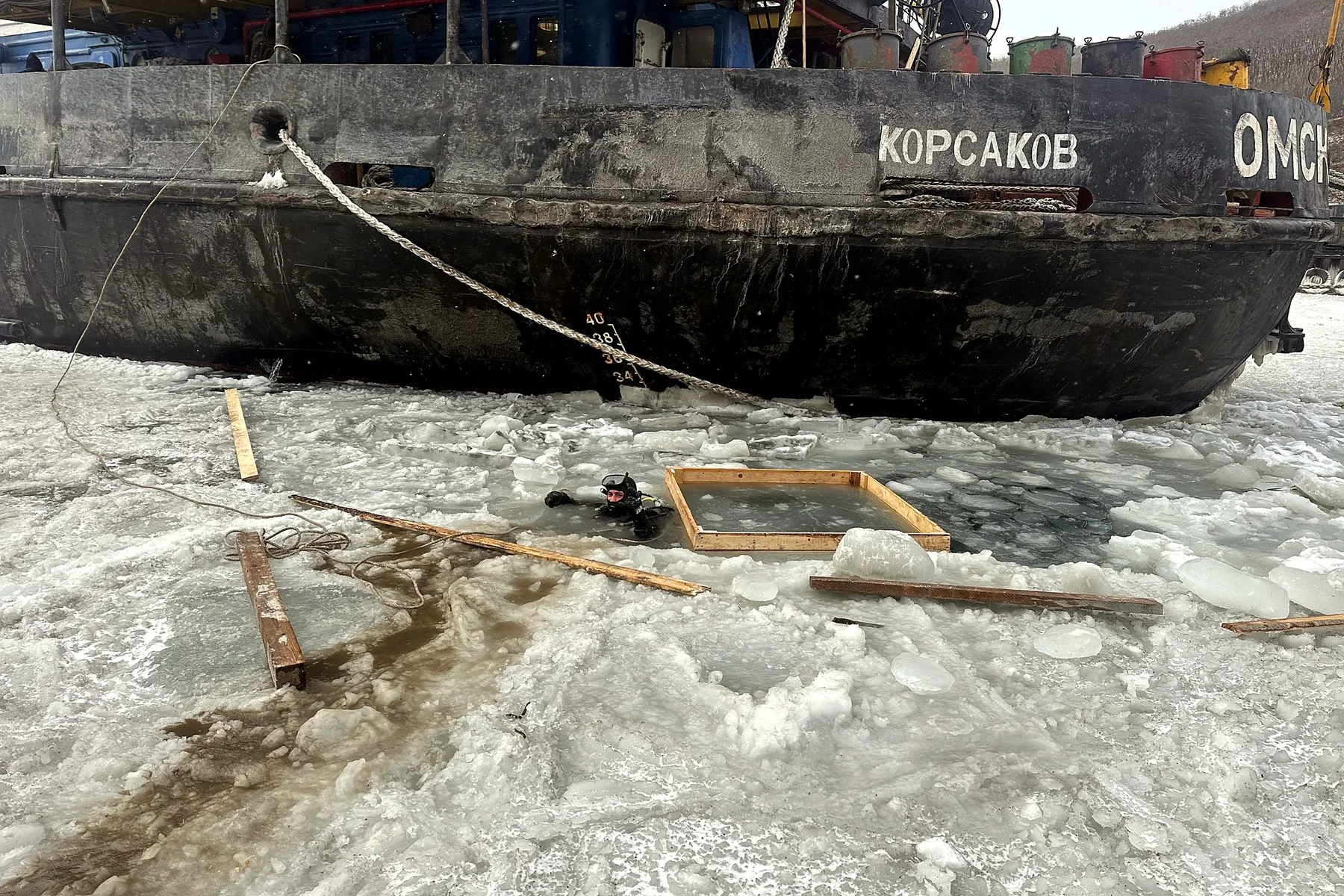 Буксир «Корсаков» во льду у причала, зимние водолазные работы